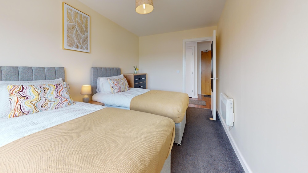 Basildon - 2 Bed Flat - Sleeps 5 - Near Station view 4