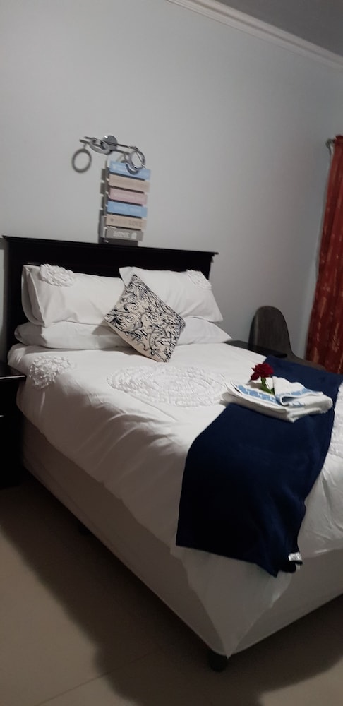 Rose and Thorn Guesthouse - Adults Only view 4