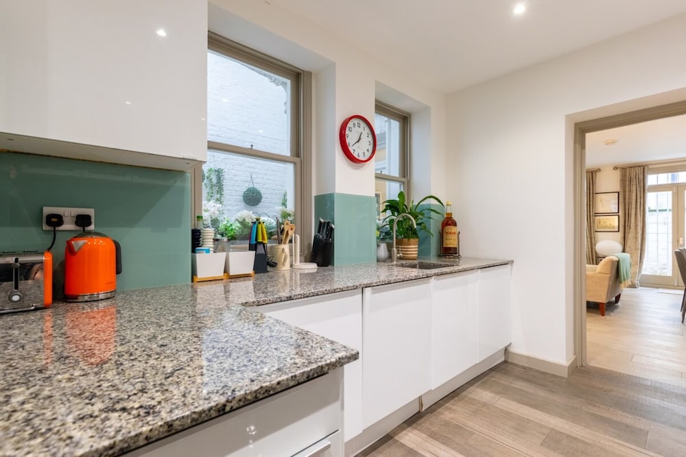 Elegant 2BD Flat 5 Mins to Kensington Gardens!