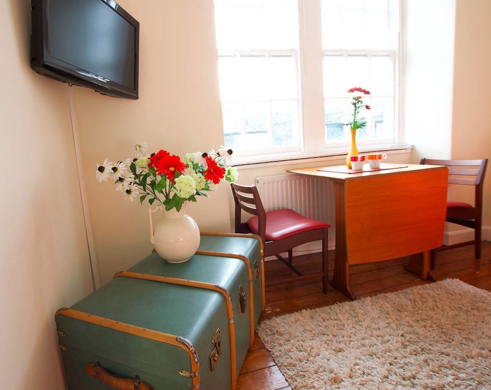 JOIVY Bright New Town 2 bed Apt - 5 Mins to Princes St view 5