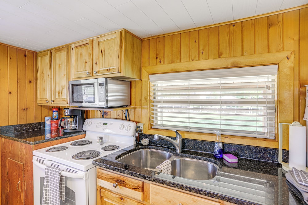 Waterfront Port Clinton Cottage w/ Fire Pit!
