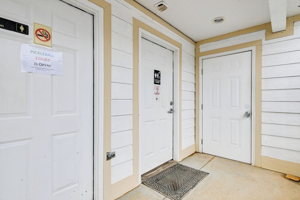 Community Perks + Views: Cozy Lake Norman Cottage