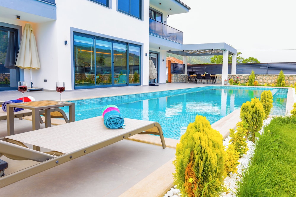 Villa White House