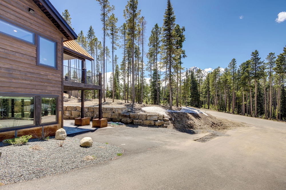 2 Mi to Big Sky Resort: Luxe Mtn-view Retreat!