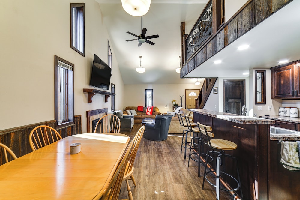 Covered Porch & Grill: 1-acre Property in Bristow!
