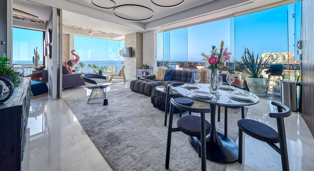 Luxury Corner Unit With Breataking Ocean Views