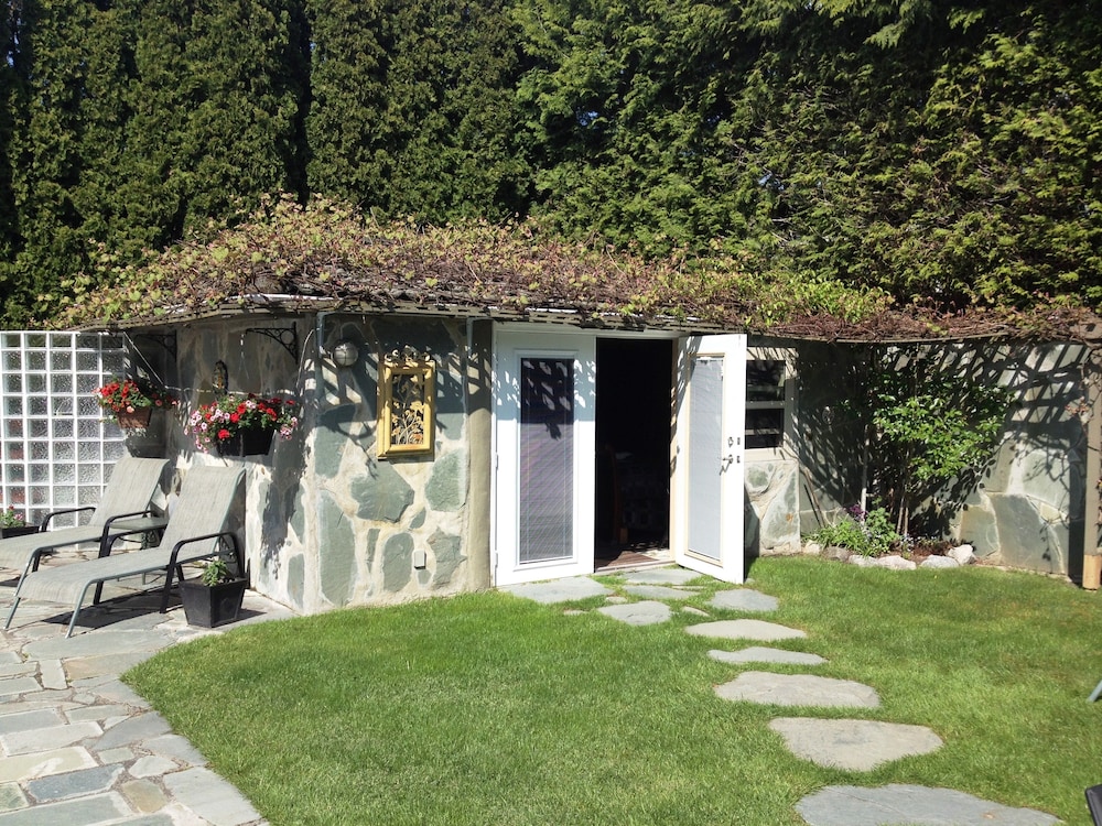 The Stone Hedge B&B
