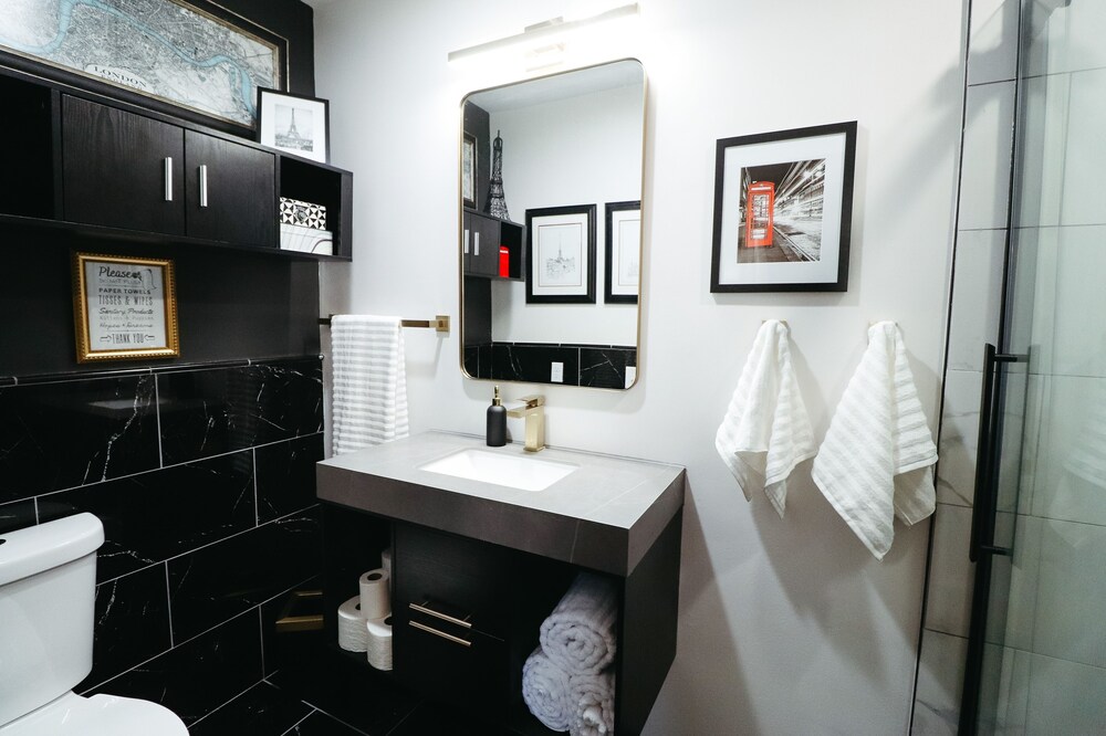 Omaha Vacations - Charming Omaha Retreat - Near Zoo Downtown 3 Bedroom Home by RedAwning - Property Image 50