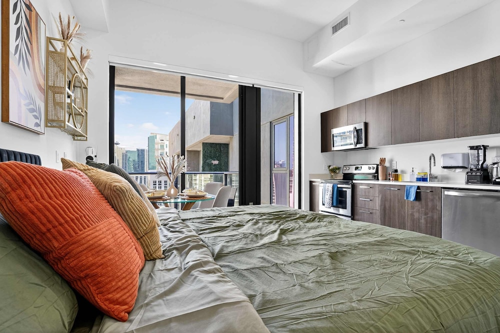 CBD Luxepad Penthouse Studio 1 King Bed Gorgeous Bay Views Pool Hottub Gym Restaurants