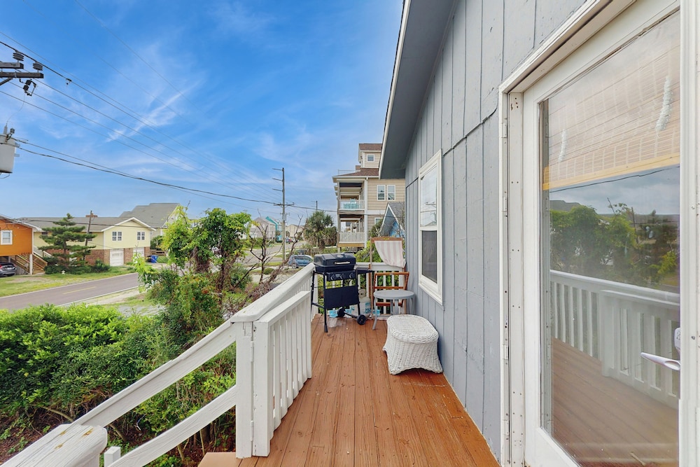 1BR Home w/ Outdoor Shower, Steps to Beach