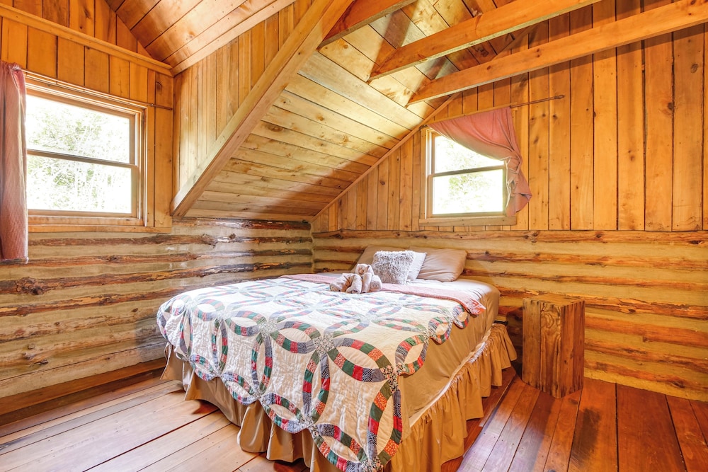 Handcrafted Log Cabin on 3 Acres: 14 Mi to Canton view 3
