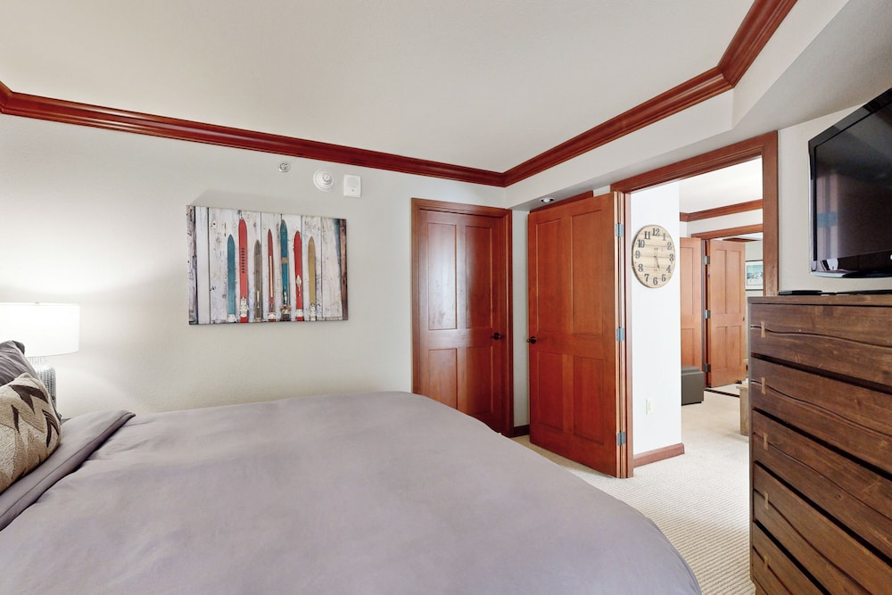 2BR Resort Condo Ski-in/ski-out, Pool, Hot Tub