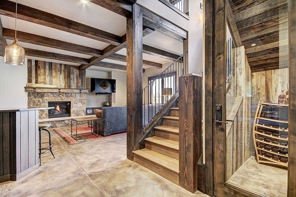 Hawk's Hideaway 6 Bedroom Home