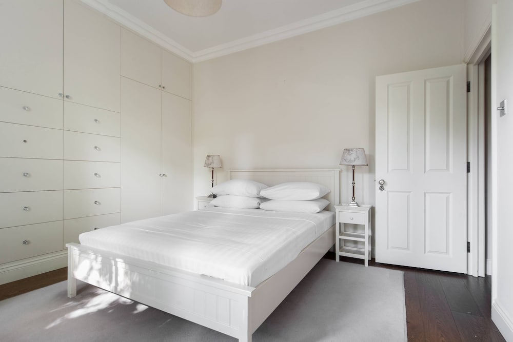 Cathcart Road IV by Onefinestay
