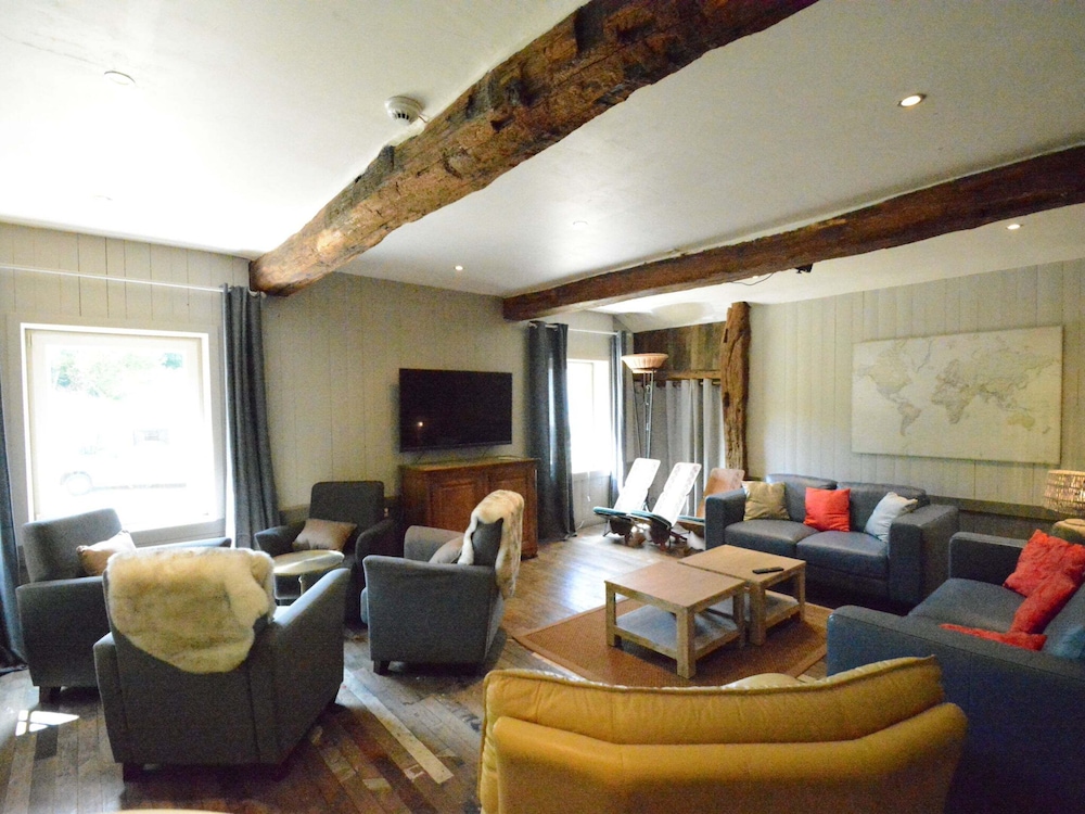 Cozy Holiday Home in Bièvre with Hot Tub