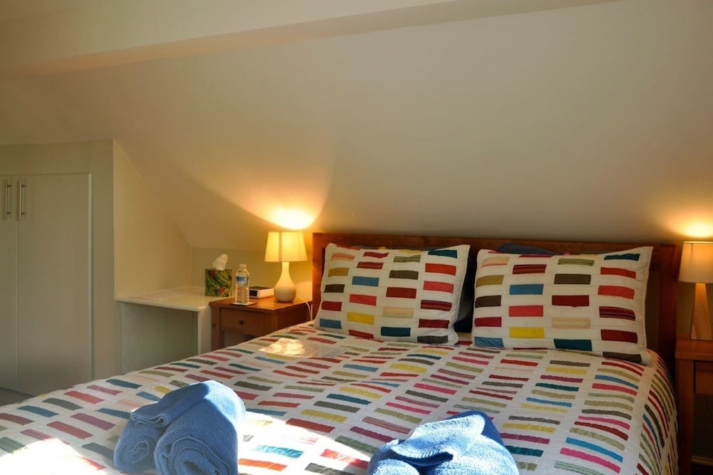 Moseley - House - Sleeps 4 - Parking - Garden view 3