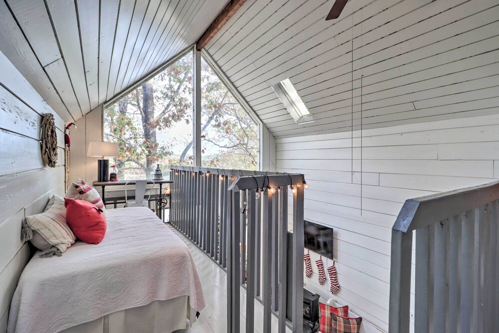 'the Chalet on Sinclair' w/ Private Dock & Kayaks! view 5