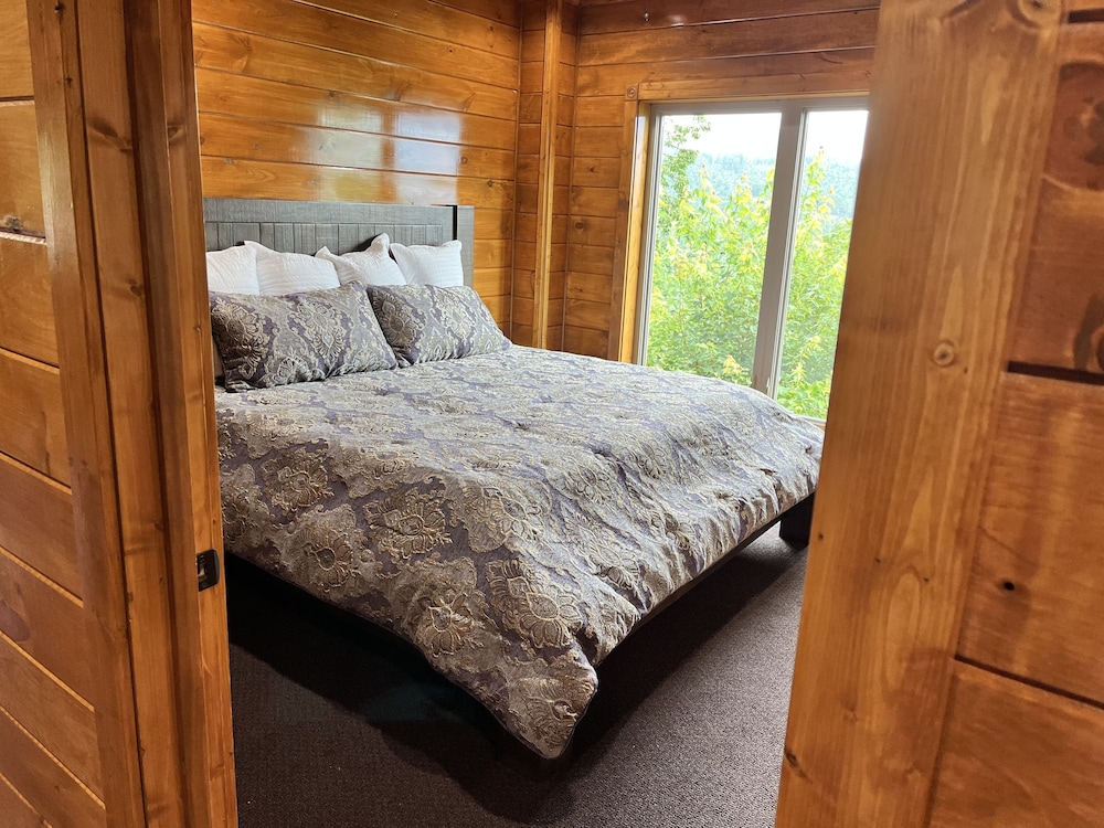 Breathtaking Views Lodge 5 Bedroom Cabin by RedAwning view 3