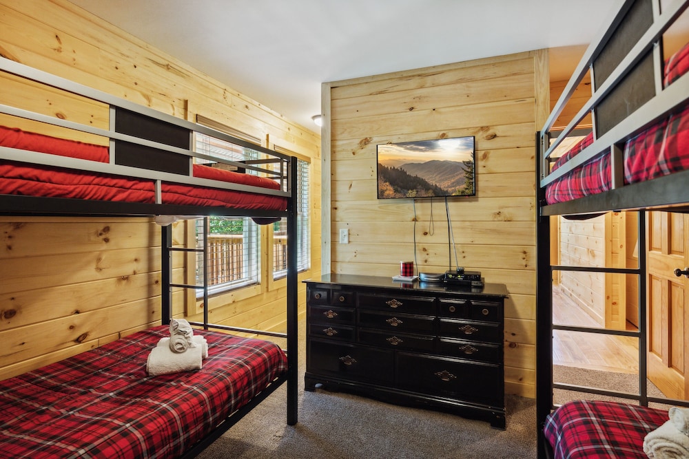 Creekside Manor 3 Bedroom Cabin by RedAwning view 3