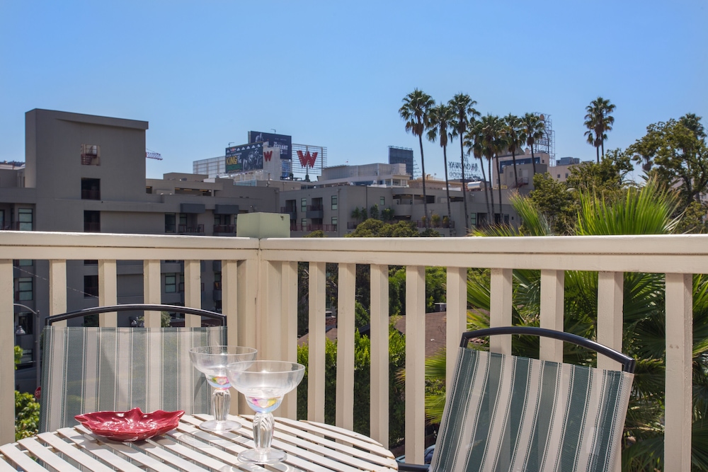 Hollywood Hills Suites