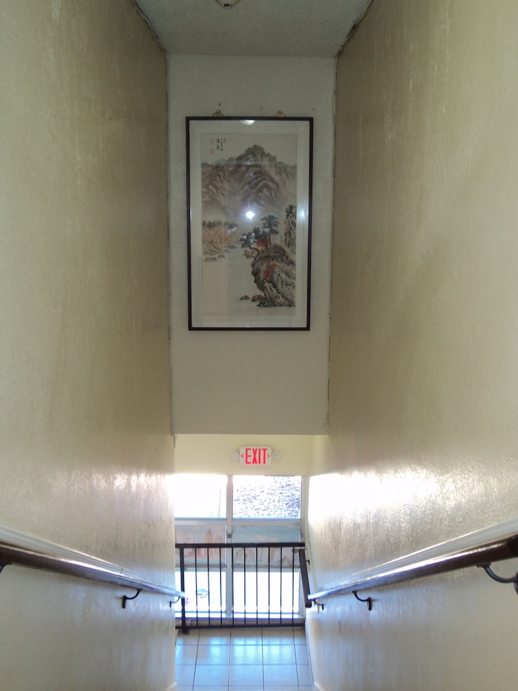 Traveler's Bed & Breakfast Hostel