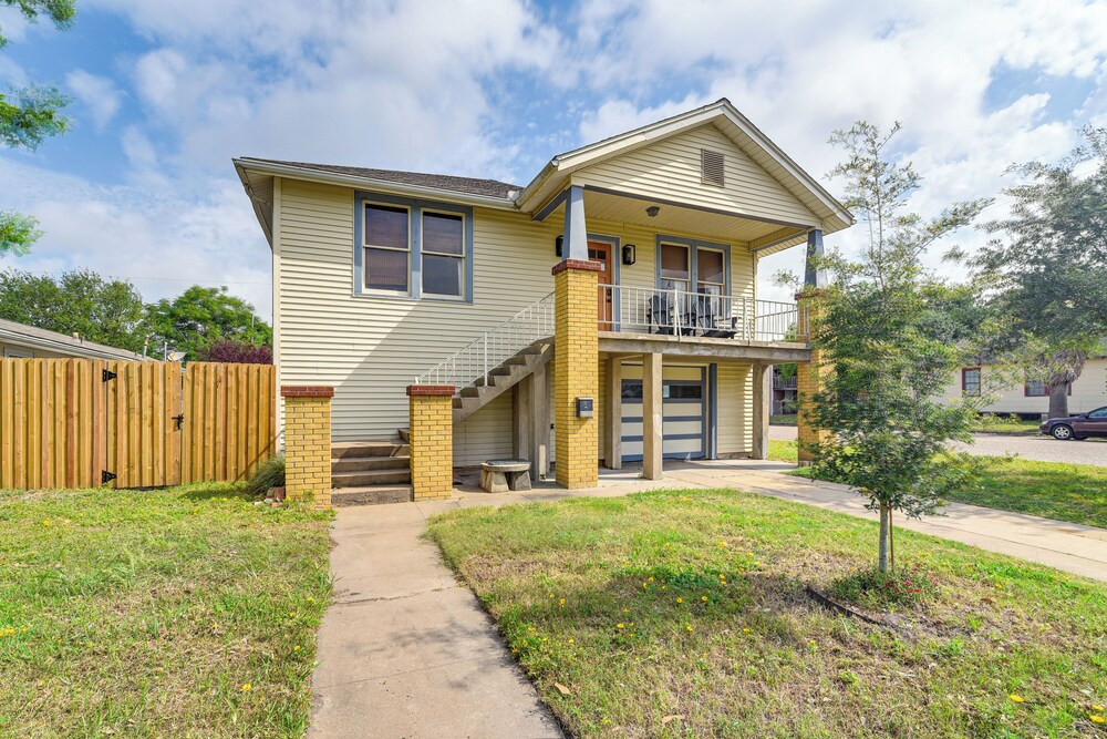 2 Mi to Pleasure Pier: Pet-friendly Gem w/ Yard