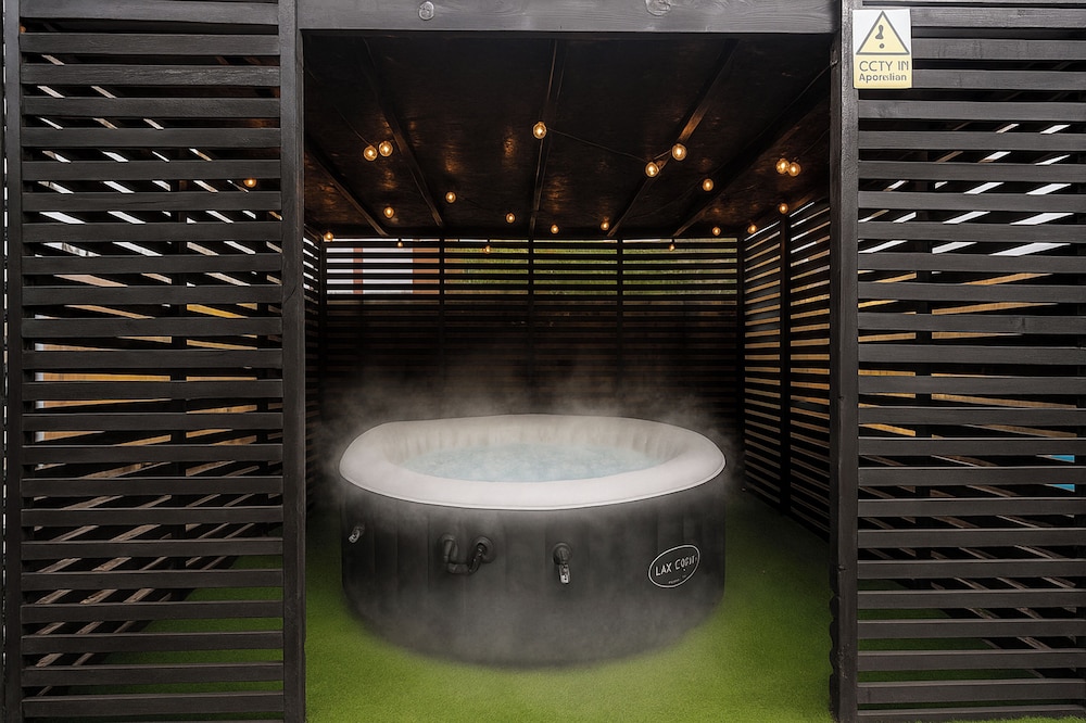 Heathrow House with Hot tub and Garden