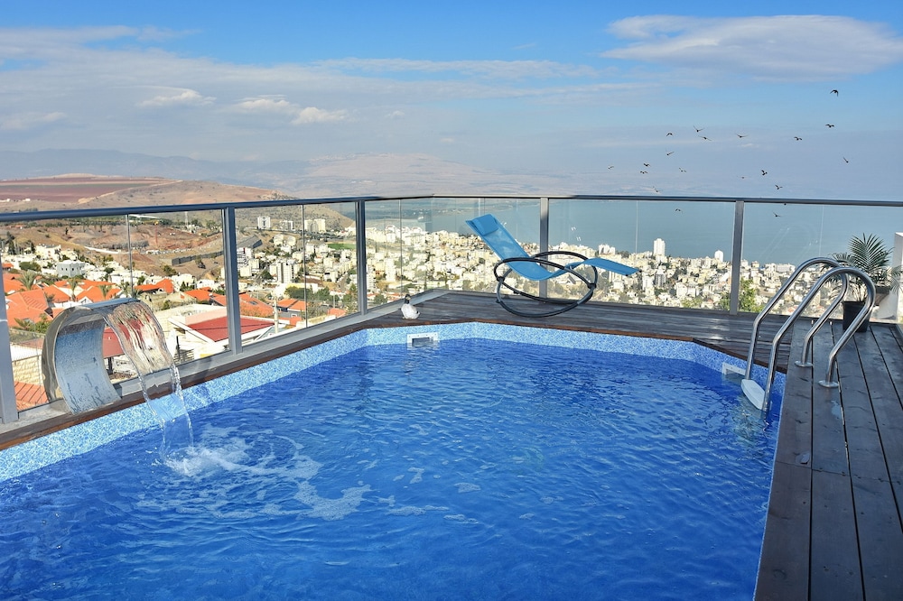 Luxury Suite with Jaccuzzi & Pool