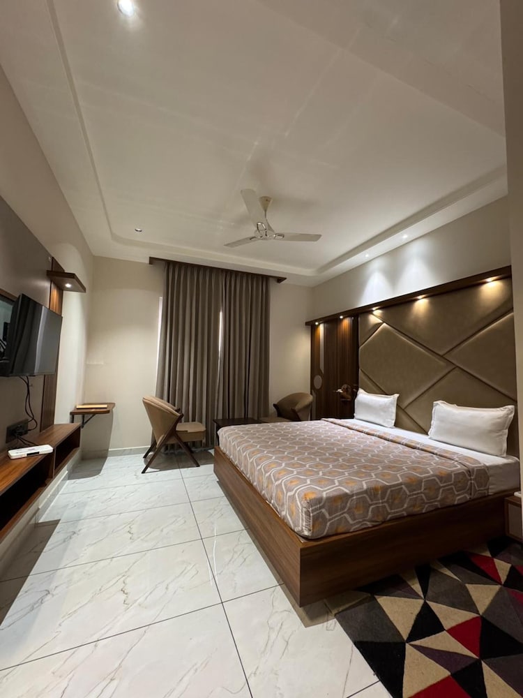 Ranveer Hotel and Restaurant