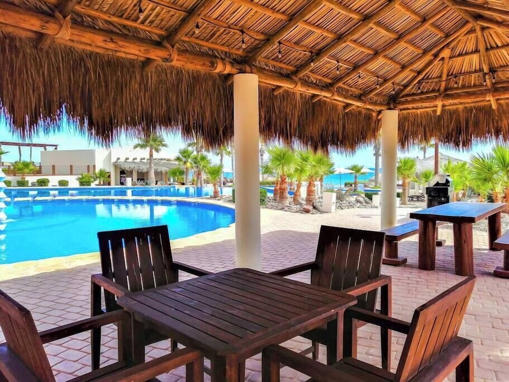 Quiet Beachfront Condo With Pools Private Beach