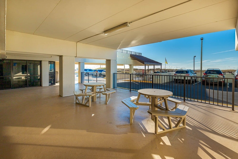 Island Winds East 107 2 Bedroom Condo by Redawning