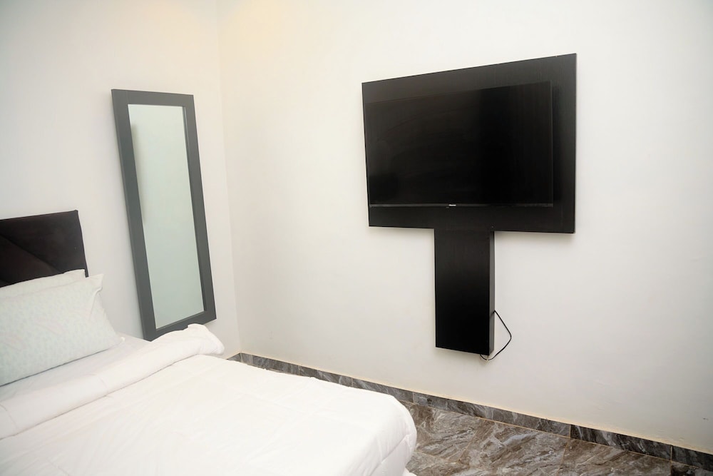 CREMYARK HOME APARTMENTS