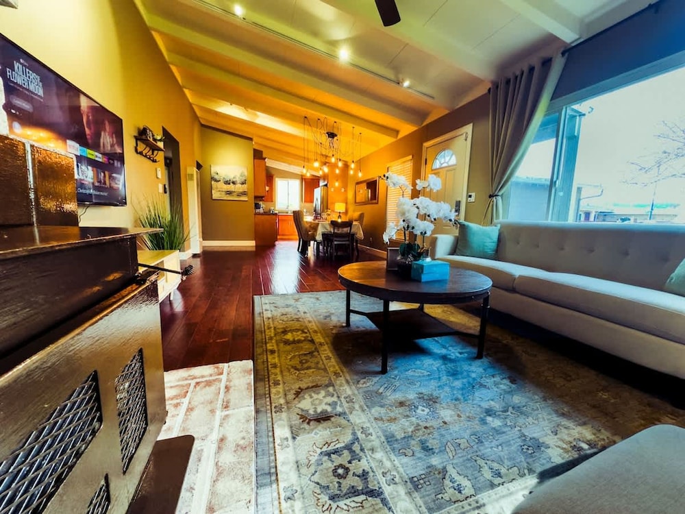 3B Achome Parking Wifi Fully Fenced Yard Jacuzzi