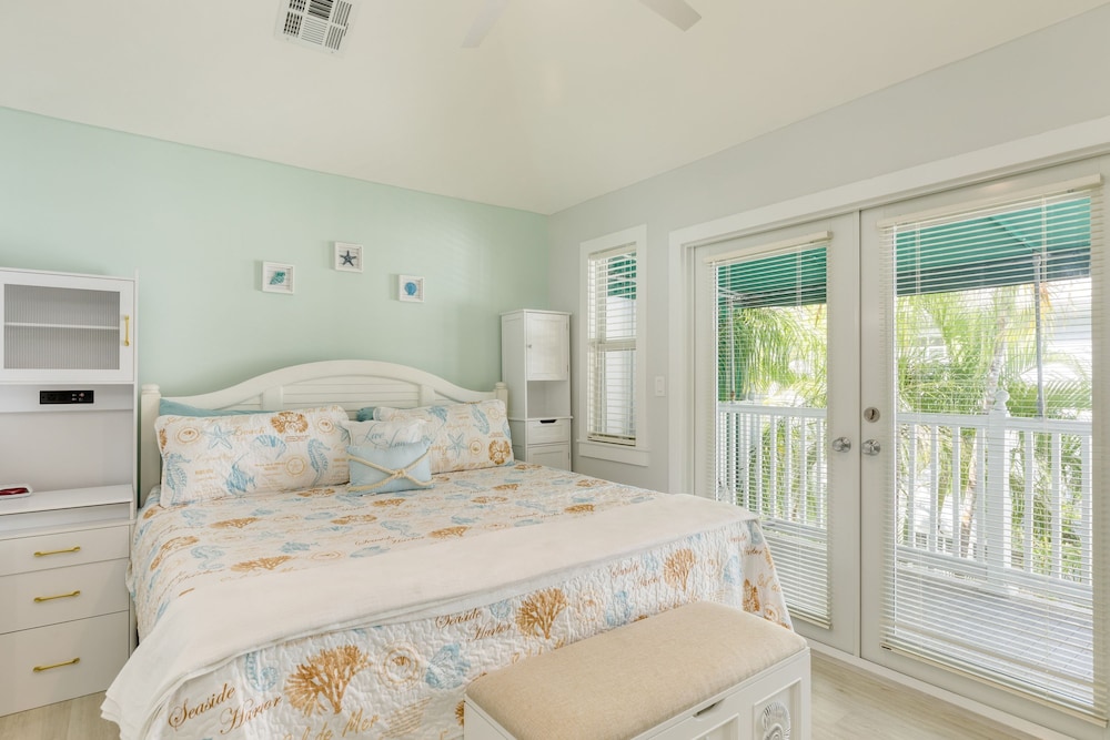 Bahamian Reed by Avantstay Walk to Everything w Community Pool Week Long Stays Only