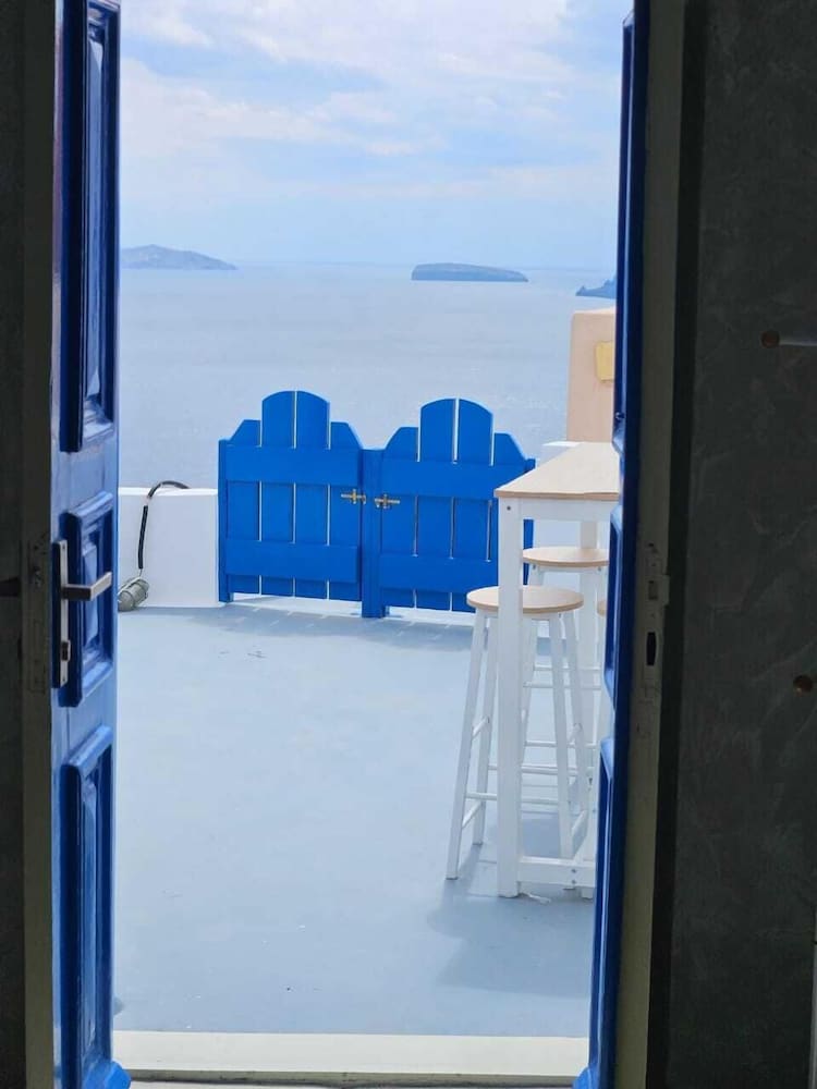 Phaos Oia Suites