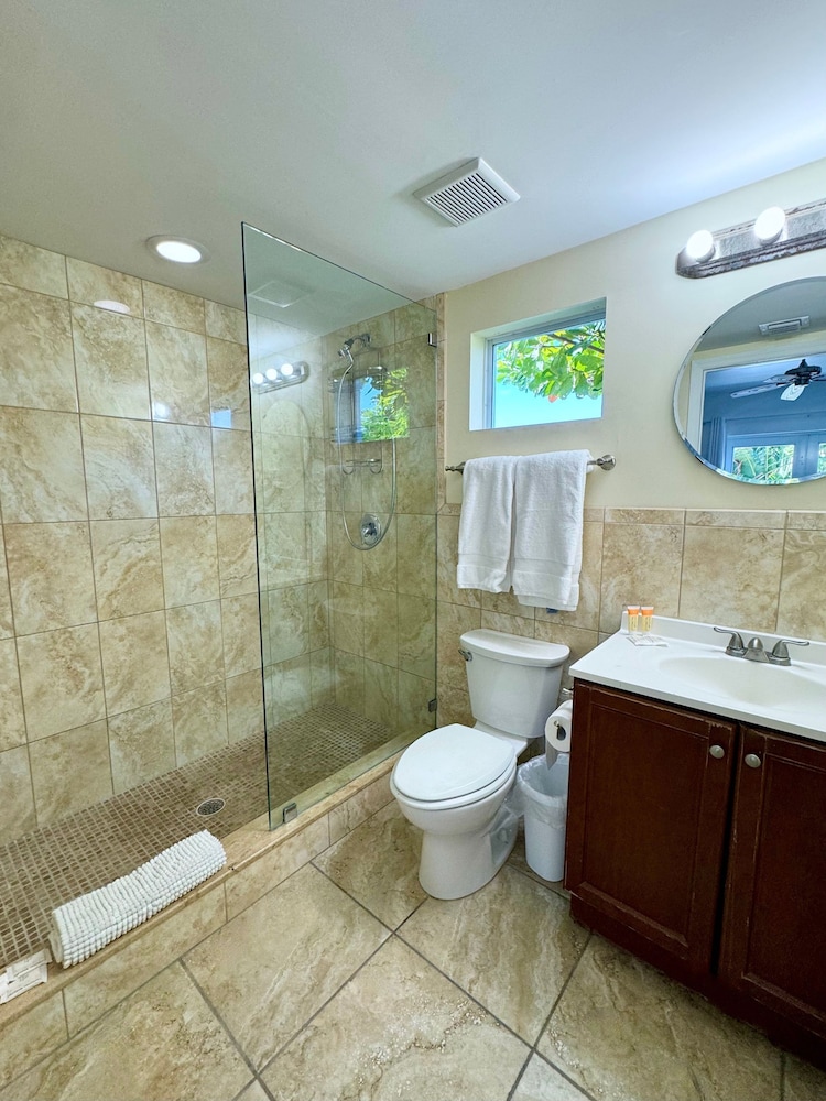 Islands Inn on the Drive - Panorama Suite - Queen Bed - A3