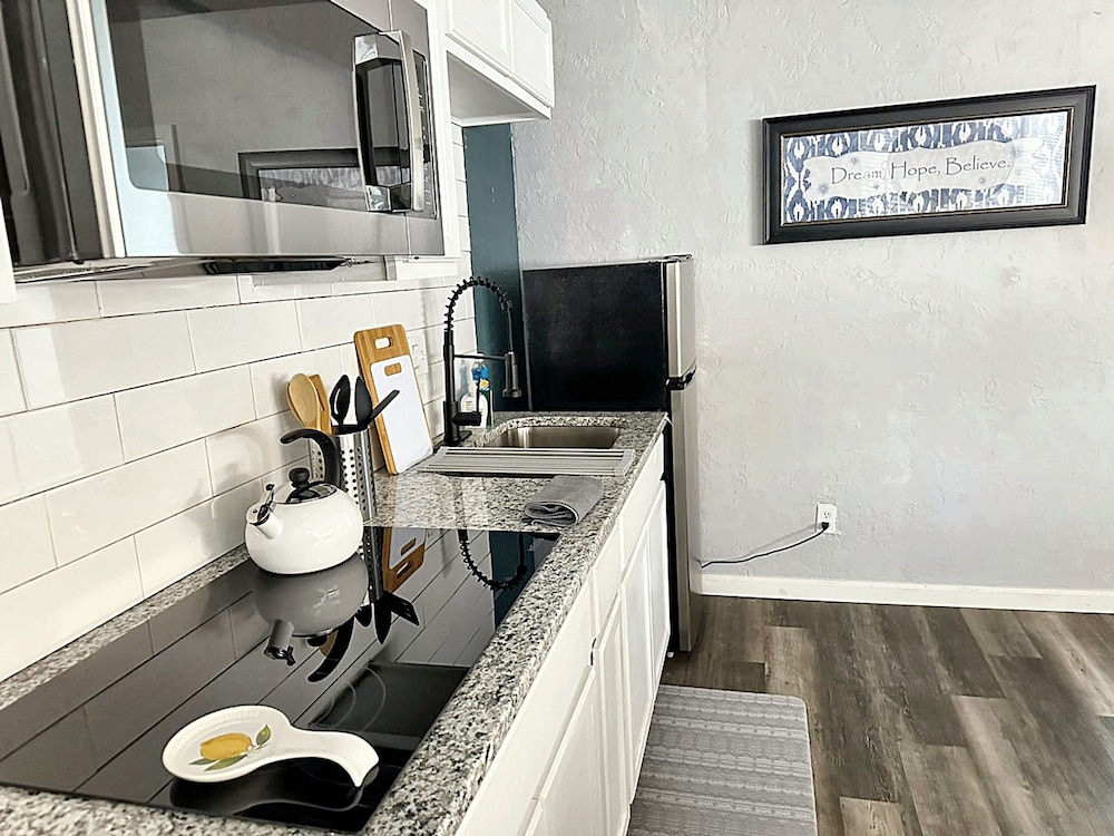 Modern 1B Studio Oasis Plaza District Access 32C