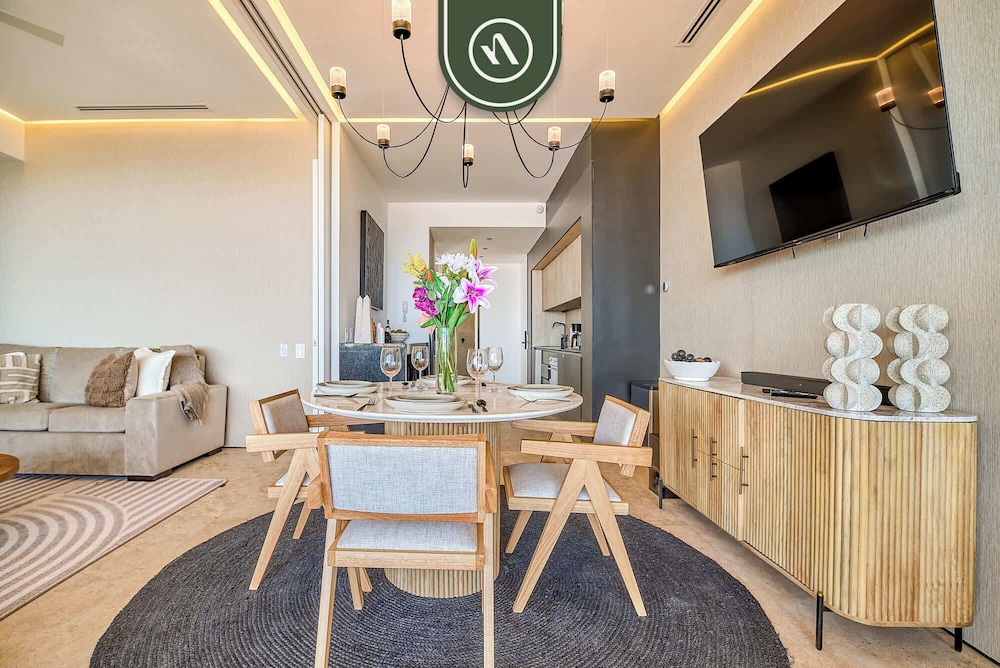Luxury 1BR Condo With Private Terrace - Ocean View