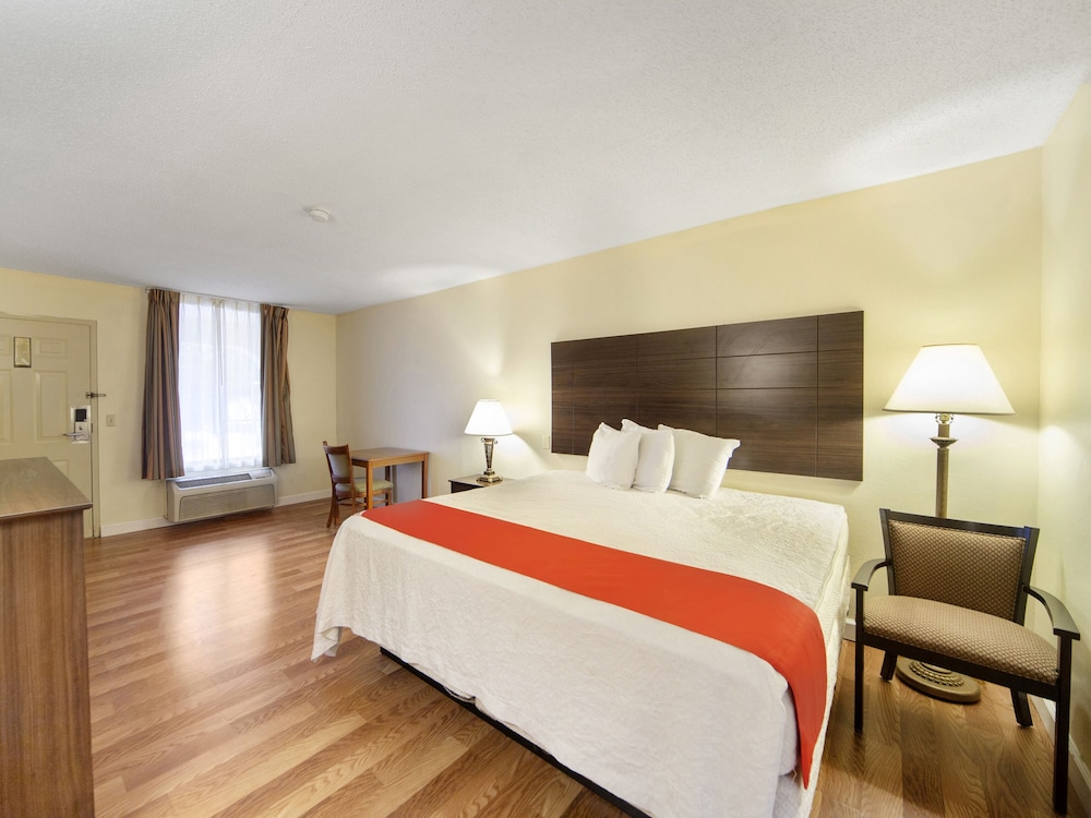 Days Inn & Suites by Wyndham Brewton