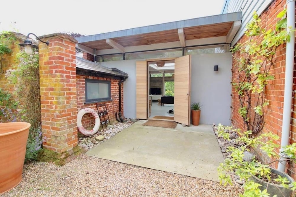 Sky Room Rendham With 2 Bedrooms and 1 Bathrooms view 3