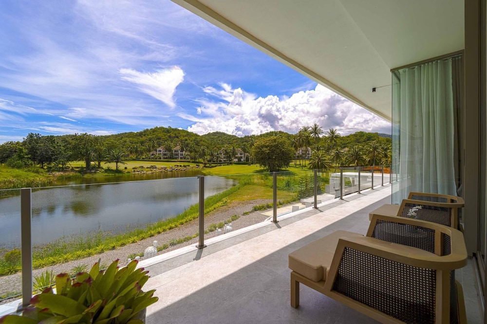 Ultra-Modern 6-Bedroom in GolfCourse PH6