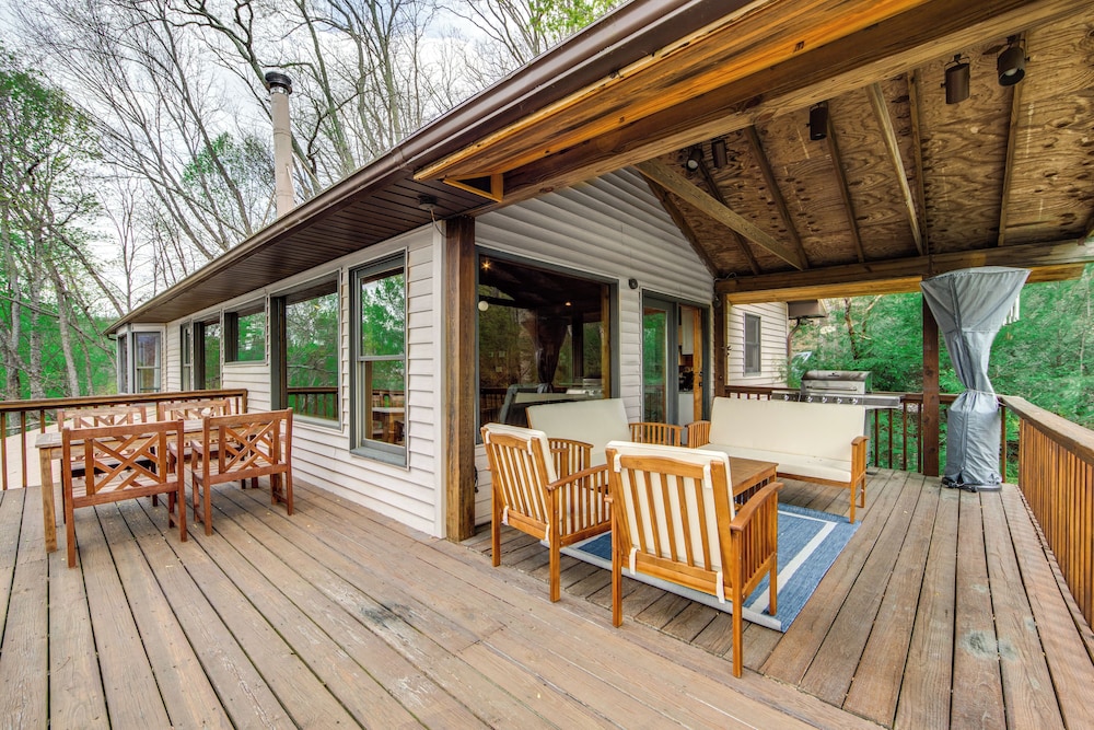 10 Mi to Waynesville: Cabin w/ Hot Tub & Mtn Views