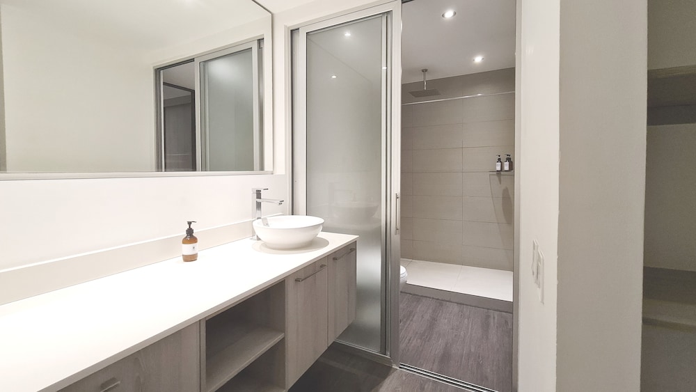 BEE Suites Santa Ana