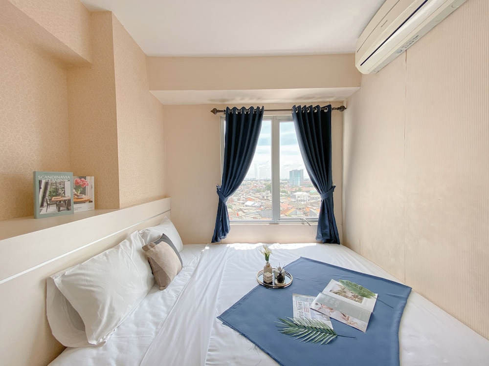 Comfy and Strategic 1BR with Extra Room at Bassura City Apartment