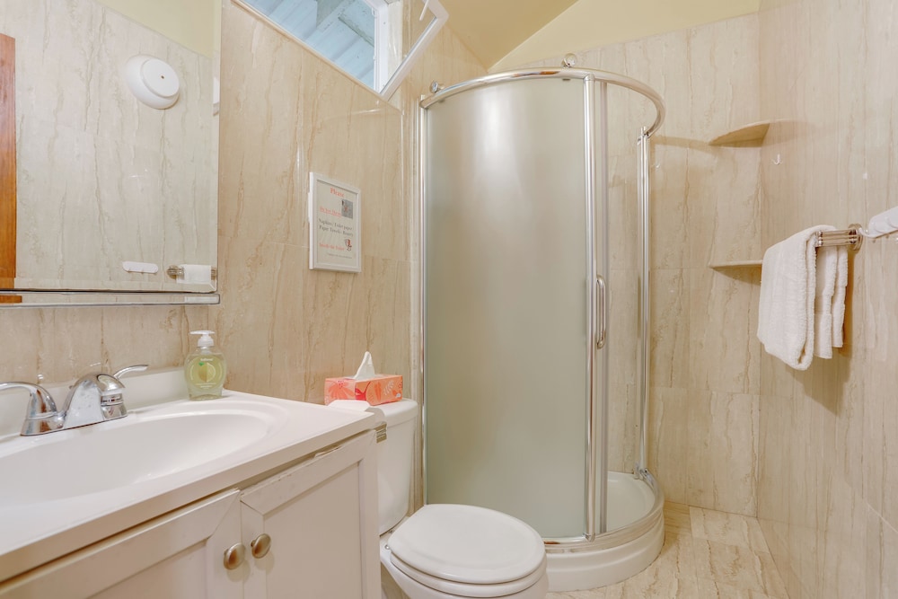 6 Mi to Bethel Woods: Cabin w/ Pool Access