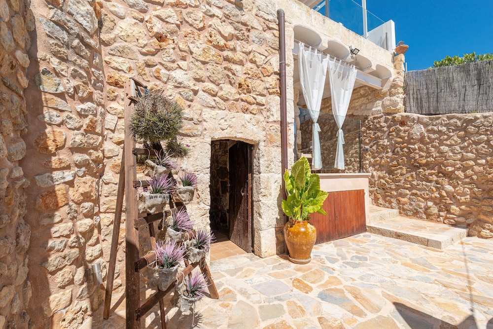 Villa in Buger With Pool & Mountain Views