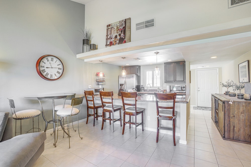 Games, Grill & Golf Course View: Palm Desert Gem!