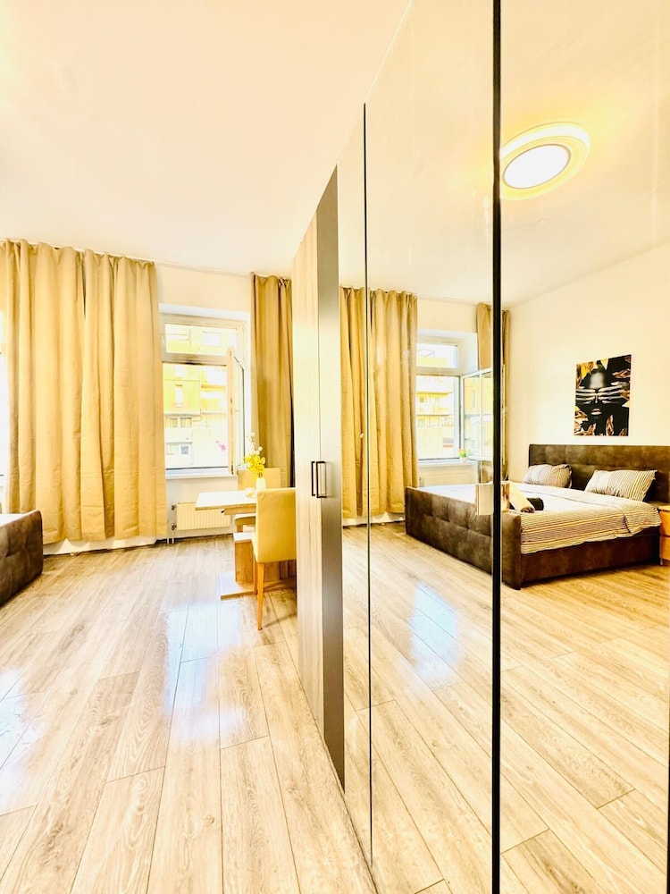 Bright 3BR Appt Steps from FAC Platz