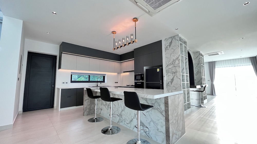 Luxurious 5-bedroom Villa Overlooking Pattaya City