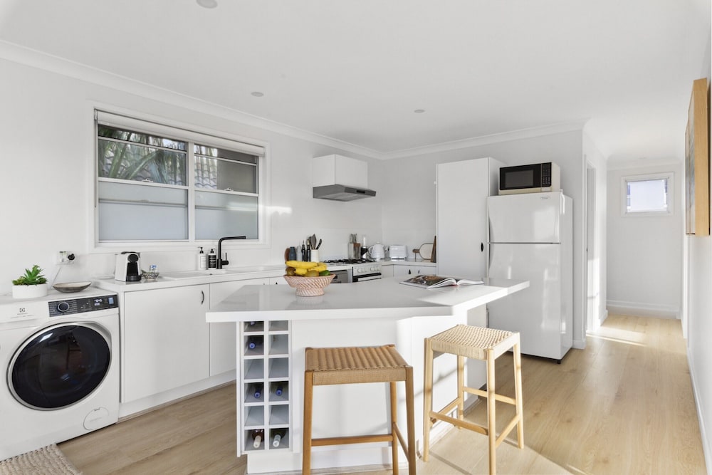 Chic Coastal 1-bedroom Home With Balcony & BBQ